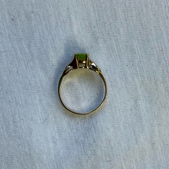 10K Gold and Peridot Ring - Picture 6 of 9